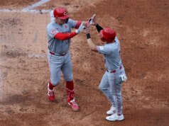 Spencer Steer marca 3 enquanto os Reds aumentam a miséria do Mets