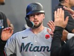 Os sluggers canadenses dos Marlins lideram a vitória contra os Blue Jays