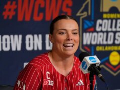 O HR de 10ª entrada de Ava Kuszak leva Nebraska ao Arkansas na WCWS