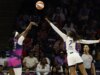 O trey de embreagem de Nneka Ogwumike carrega Sparks passando por Mystics