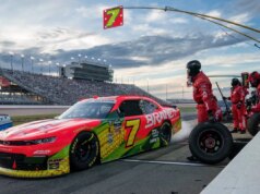 Justin Allgaier segura o adolescente Brent Crews para vencer em Nashville