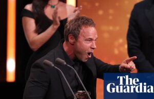 Adolescência ganha quatro prêmios em noite dominante no Bafta TV Awards