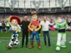 As estrelas do Toy Story 5 trazem a bola do Soccer Help na vitória da Inglaterra por 3-2