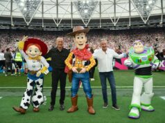 As estrelas do Toy Story 5 trazem a bola do Soccer Help na vitória da Inglaterra por 3-2