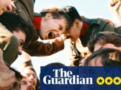 Crítica de covarde – soldados encontram escapismo e romance na trupe teatral do tempo de guerra