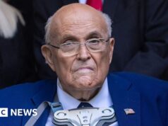 O ex-prefeito de Nova York Rudy Giuliani se recupera de uma pneumonia e ‘agora respira sozinho’