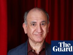 Paddington 4: Armando Iannucci escreverá o próximo filme do urso com Thick of It e co-roteirista de Veep