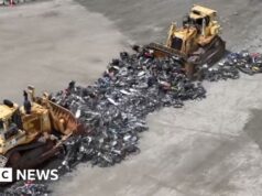 Centenas de motocicletas ilegais demolidas na repressão ao crime na cidade de Nova York
