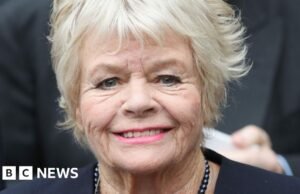 Apresentadora de TV Judith Chalmers morre aos 90 anos