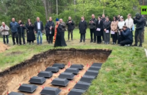 Restos mortais de 80 soldados soviéticos enterrados novamente na Alemanha (VÍDEO)