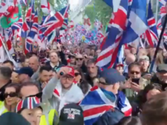 Grandes multidões se reúnem em Londres para marcha anti-imigração (VÍDEOS)