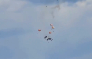 Aviões da Marinha dos EUA colidem durante present aéreo (VÍDEO)