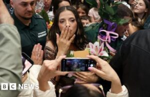 A vencedora do Eurovision, Dara, chega aos fãs aos gritos na Bulgária