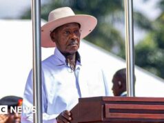 Presidente do Uganda empossado para sétimo mandato recorde