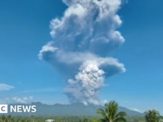 Enormes nuvens de cinzas sobem enquanto o Monte Dukono, na Indonésia, entra em erupção