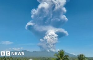 Enormes nuvens de cinzas sobem enquanto o Monte Dukono, na Indonésia, entra em erupção