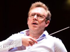 Maestro britânico de alto nível e piloto de meio período consegue cargo importante na orquestra dos EUA