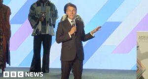 ‘Complete falta de respeito’: Macron interrompe orador para pedir silêncio