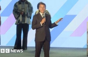 ‘Complete falta de respeito’: Macron interrompe orador para pedir silêncio