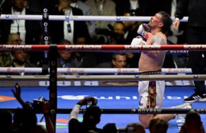 Oleksandr Usyk vence o kickboxer Rico Verhoeven no closing do Egito
