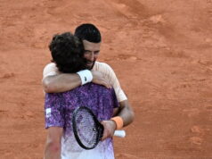 Djokovic fora do Aberto da França após vitória épica de retorno de Fonseca