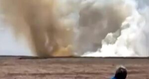 Quatro membros da tripulação ejetam com segurança após a queda de dois jatos da Marinha durante present aéreo em Idaho