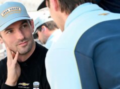 O piloto da IndyCar, Alexander Rossi, faz os primeiros comentários após um grande acidente e é perseguido por amigos