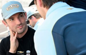 O piloto da IndyCar, Alexander Rossi, faz os primeiros comentários após um grande acidente e é perseguido por amigos