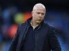 O técnico dos bombeiros do Liverpool, Arne Slot, um ano depois de ganhar o título da Premier League