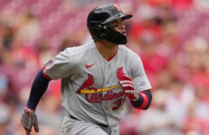 Bryan Torres, do Cardinals, homenageia na estreia na liga grande, 11 anos após a primeira aparição na liga menor