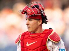 Realmuto de Phillies sai contra Dodgers com contusão no pulso esquerdo após HBP