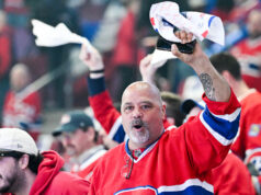 Os fãs de Montreal carregam brevemente o hino dos EUA depois que o microfone falha antes do jogo dos playoffs dos Canadiens