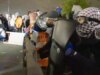 Agitadores anti-ICE jogam paletes de madeira e colchões em agentes federais durante confronto caótico no centro de detenção de NJ