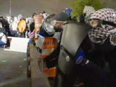 Agitadores anti-ICE jogam paletes de madeira e colchões em agentes federais durante confronto caótico no centro de detenção de NJ