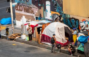 Esquema eleitoral do Skid Row supostamente alimentado por pagamentos de trocos descobertos por Trump DOJ