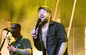 Vocalista do rock se apresenta como um ‘homem orgulhosamente homosexual’ após se separar da esposa