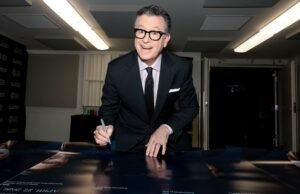 Comediante que ocupa o lugar de Stephen Colbert diz que ‘não está tentando substituí-lo’