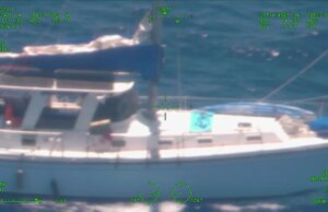 Guarda Costeira divulga novas fotos de veleiro apreendido no caso de desaparecimento de americano desaparecido nas Bahamas