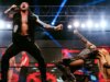 A estrela do wrestling profissional Killer Kross compartilha um momento doce e transformador quando um gato entrou em sua vida