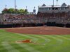 Momento obsceno e quente do microfone interrompe a transmissão da ESPN do jogo do torneio de softball do Arizona State-Texas