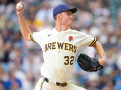 Misiorowski, dos Brewers, bate recorde de arremessos de 160 km/h em um único jogo