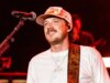 Morgan Wallen quebra piano no palco depois que o equipamento falha no meio da apresentação durante o present