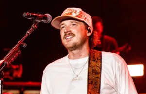 Morgan Wallen quebra piano no palco depois que o equipamento falha no meio da apresentação durante o present