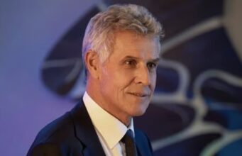 Pierre Deny, estrela de Emily em Paris, morre após batalha contra ELA
