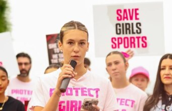 Pais de estrelas do atletismo feminino que enfrentam atleta trans falam contra Newsom sobre a crise do Título IX
