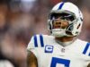 Richardson tira fotos com os titulares dos Colts enquanto Jones posiciona o trabalho do grupo