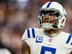 Richardson tira fotos com os titulares dos Colts enquanto Jones posiciona o trabalho do grupo