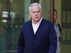 Mãe de adolescente preparado por Huw Edwards condena entrevista ‘nojenta’ do Channel 4