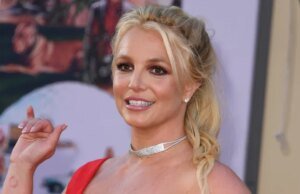 Britney Spears ouviu soluços no carro da polícia quando a filmagem da câmera de 4 horas foi divulgada
