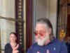 Russell Crowe responde depois de ser visto xingando fãs que queriam autógrafos